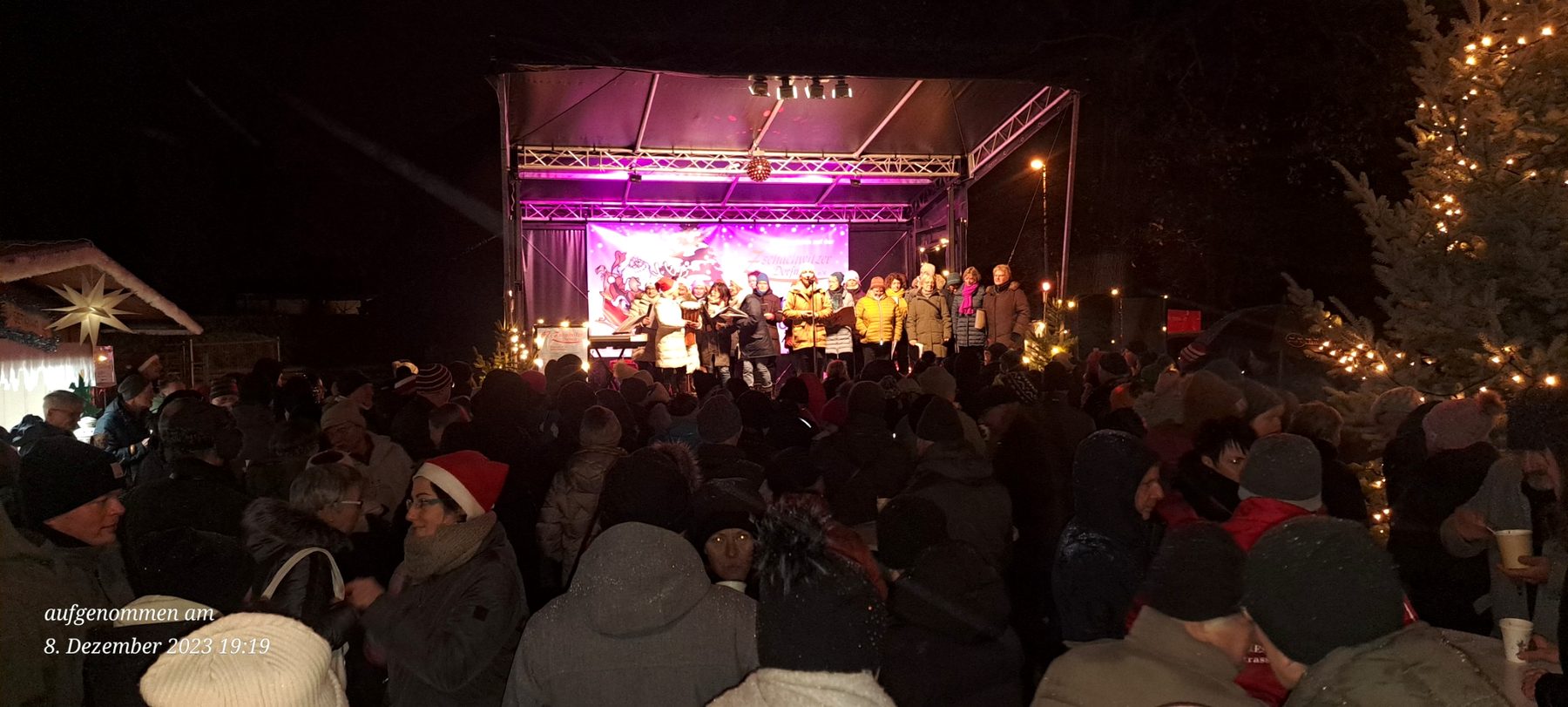 47. Zschachwitzer Dorfmeile mit Bühne und Publikum am Abend