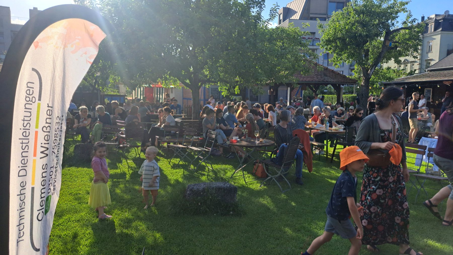 Bühne mit Band und Beschallung bei Flora trifft Horst