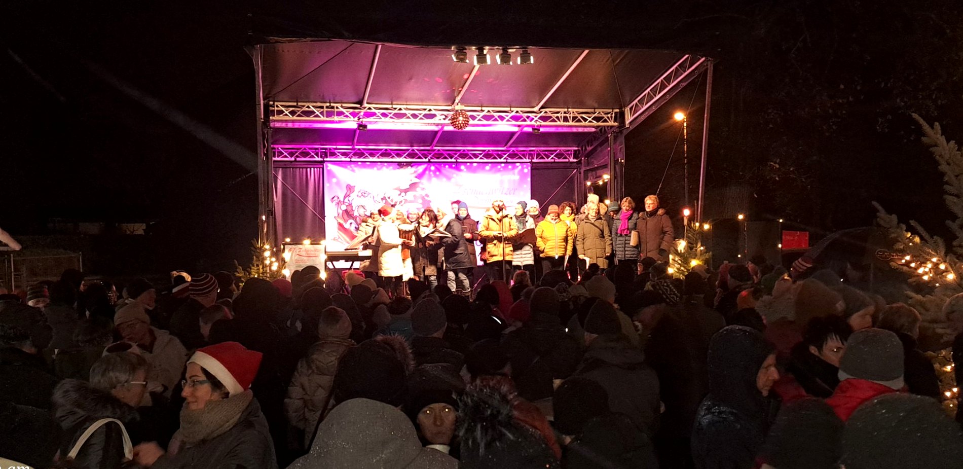 47. Zschachwitzer Dorfmeile mit Bühne und Publikum am Abend
